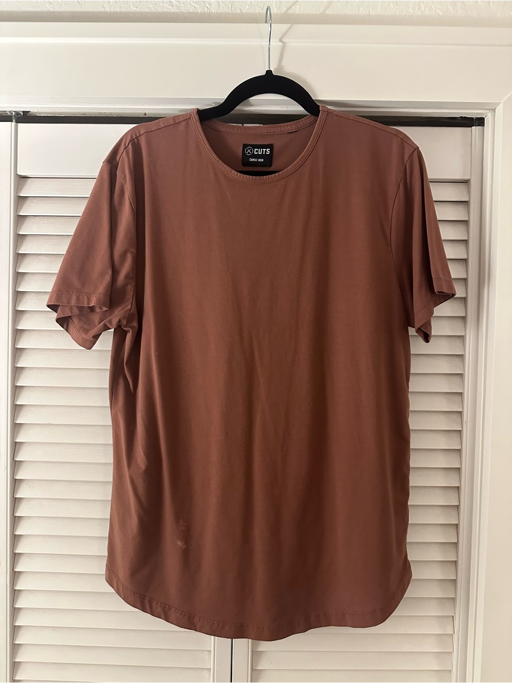 Cuts Clothing Men’s AO Curve-Hem Short-Sleeve Crewneck T-Shirt in Brick Red